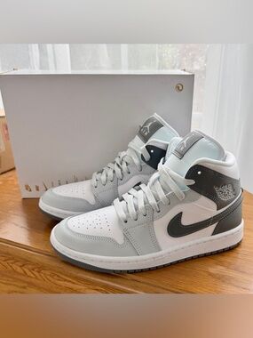 NEW Women’s Air Jordan 1 Platinum Gray & White 6.5
